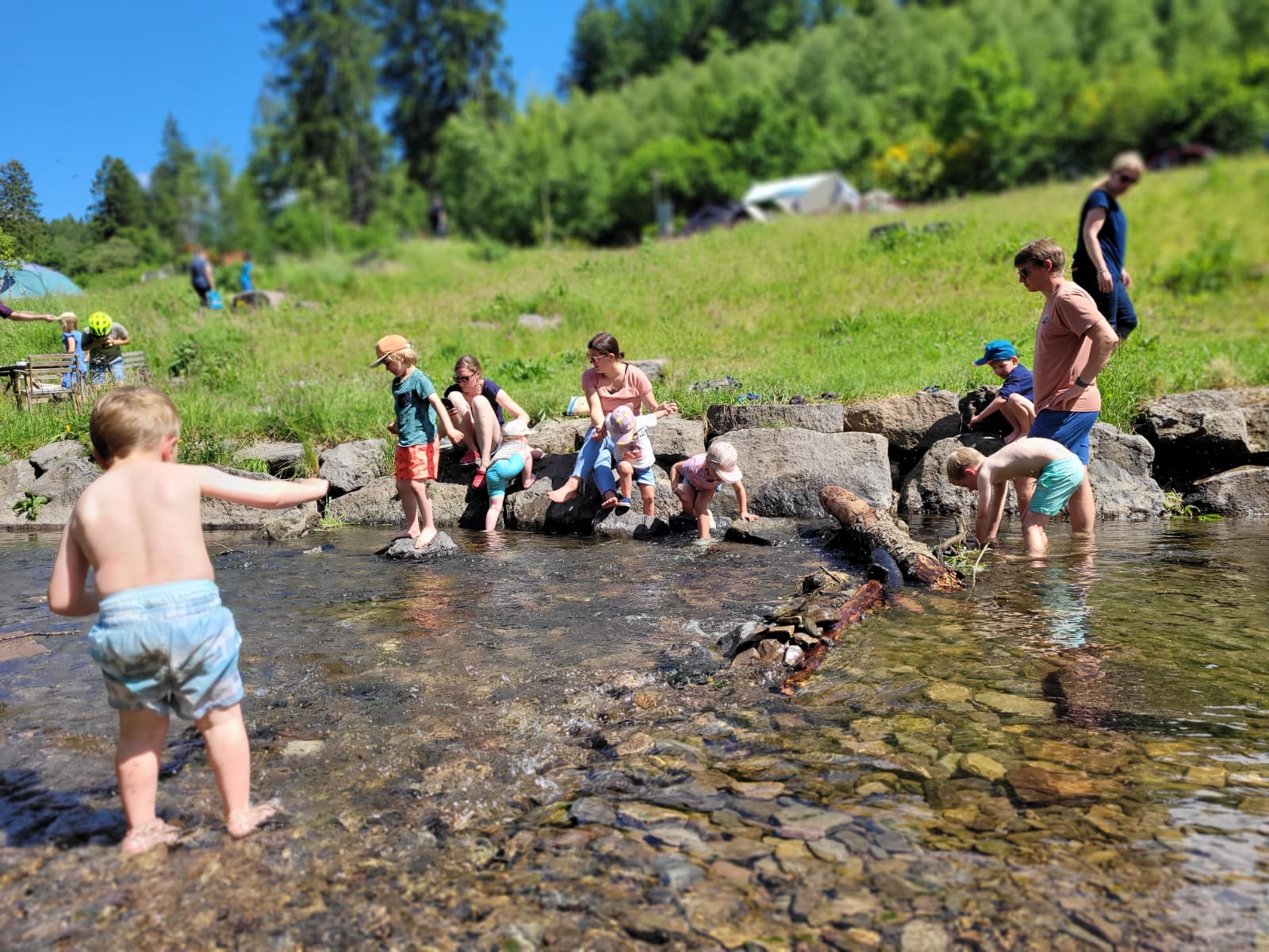 Kinder spielen am Bach