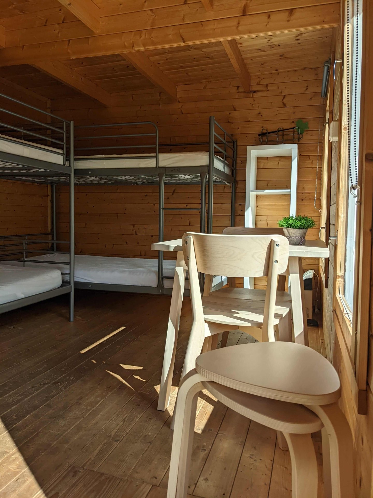 Blockhaus Innenansicht mit Betten