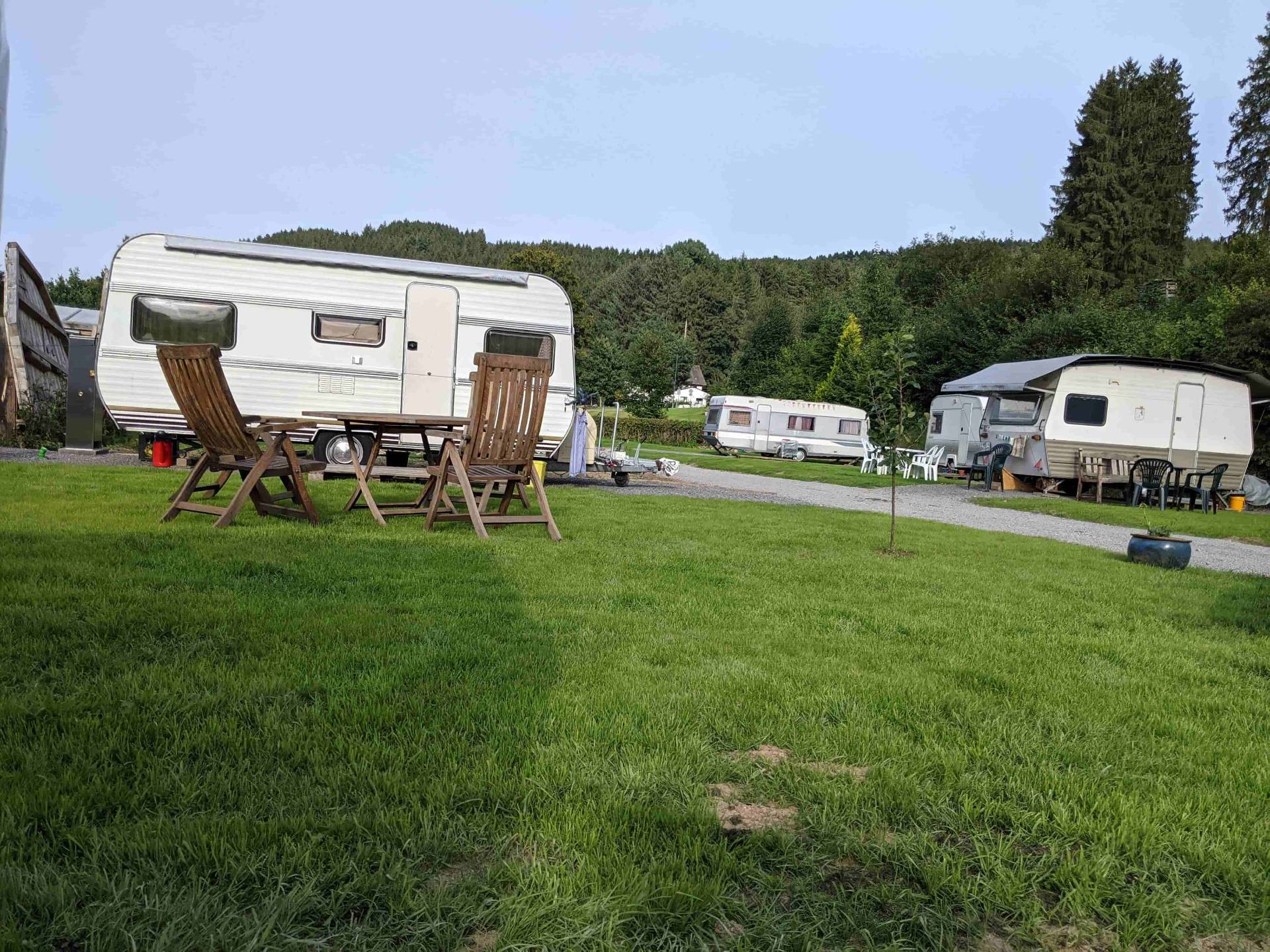 Dauercamping Stellplatz mit Wohnwagen