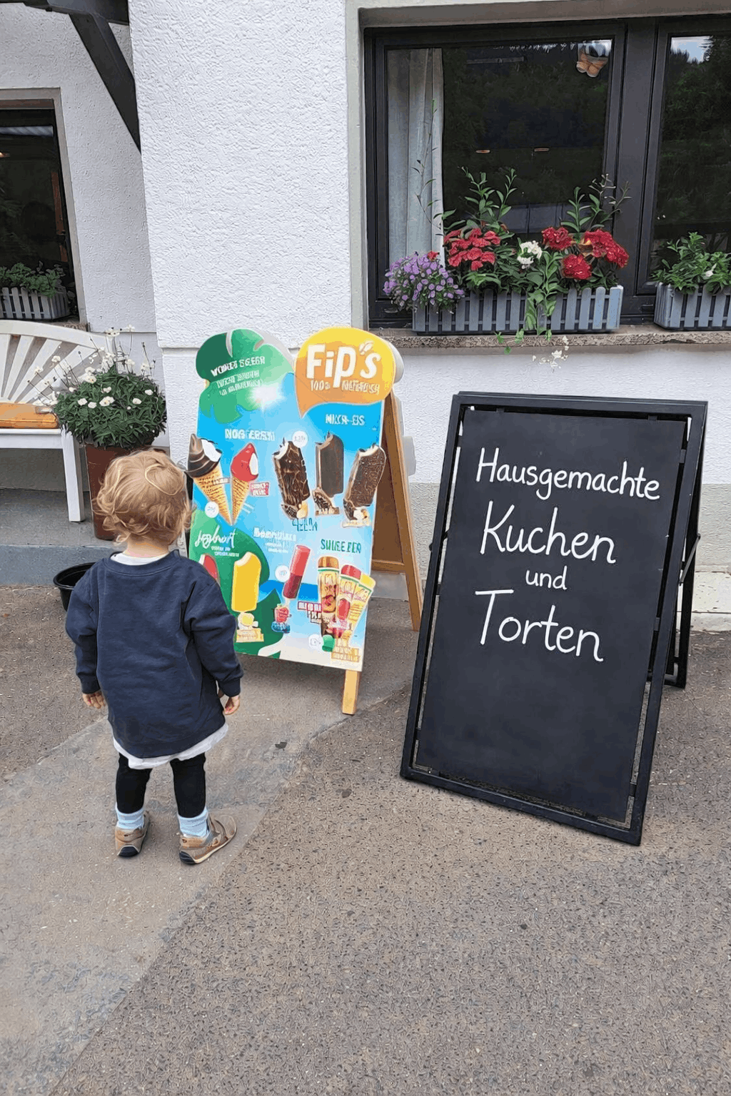 Kind vor dem Eisstand