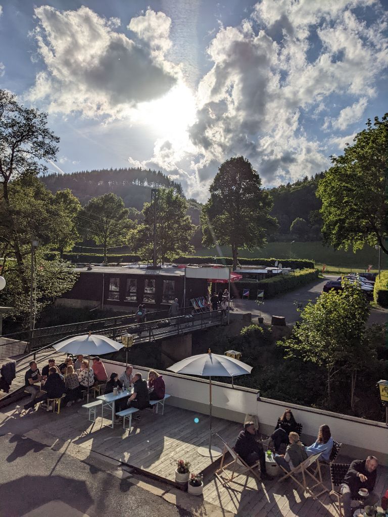 Biergarten bei Sonnenuntergang
