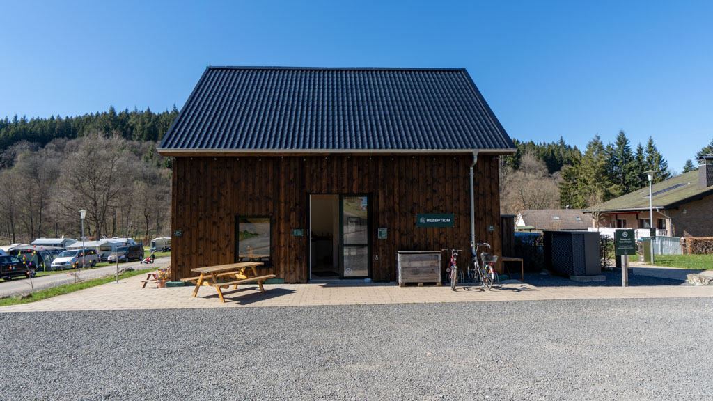 Rezeptionsgebäude im Frühling