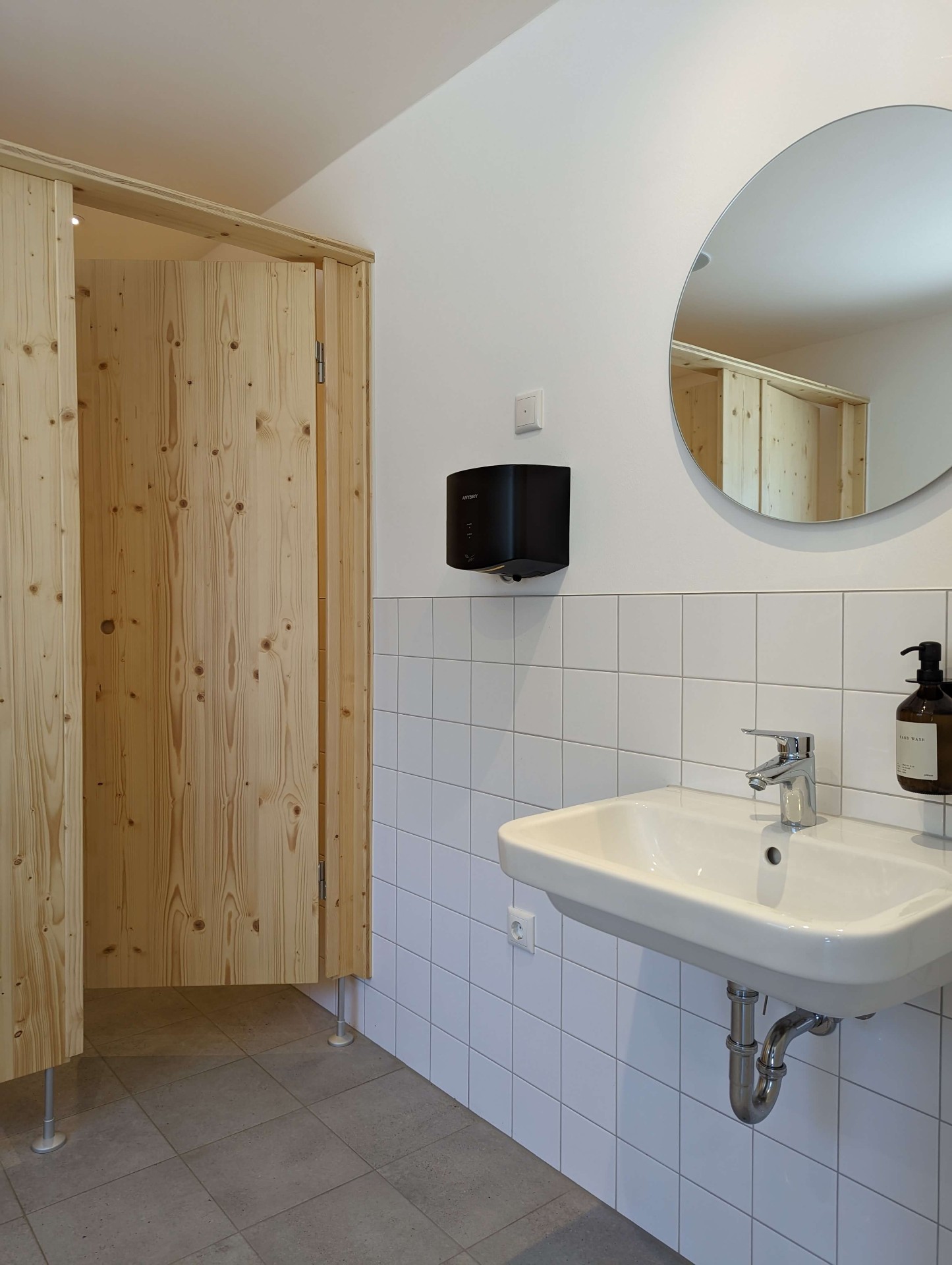 Sanitär mit Holzelementen