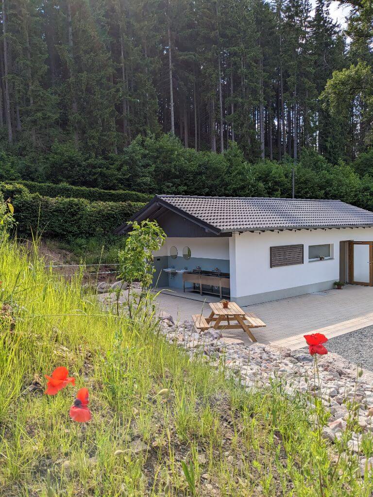 Sanitärgebäude im Grünen