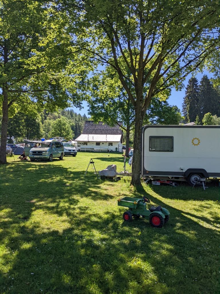 Schattenplatz unter Bäumen