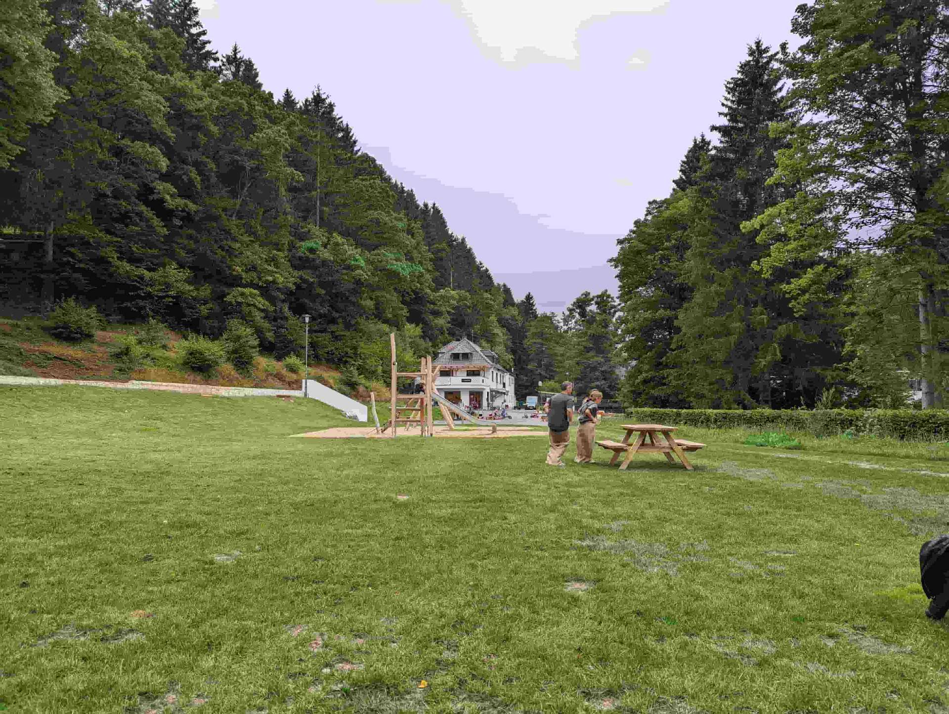 Spielplatz mit Blick auf die Rezeption