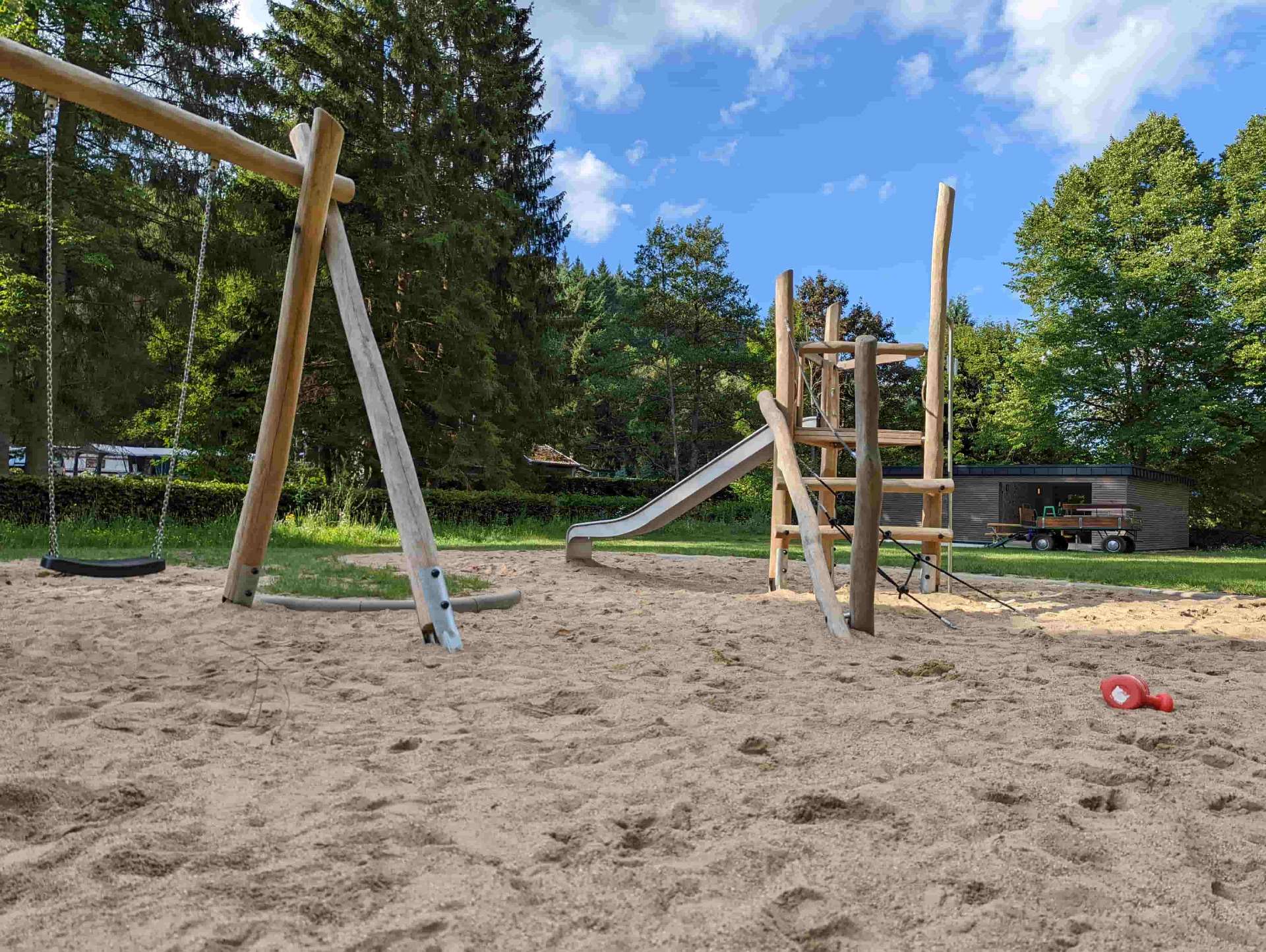 Schaukel und Kletterturm