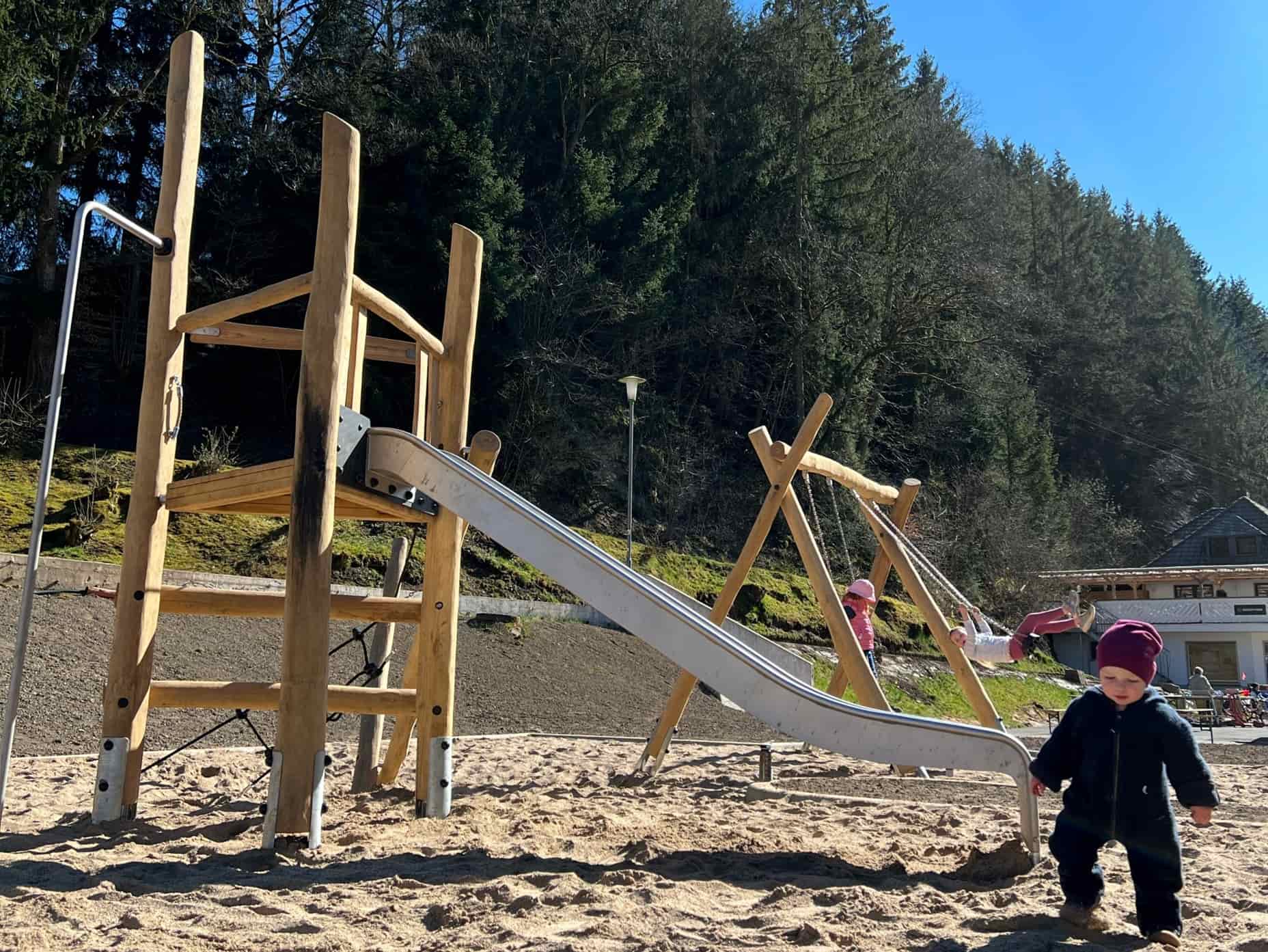 Kinder auf dem Spielplatz