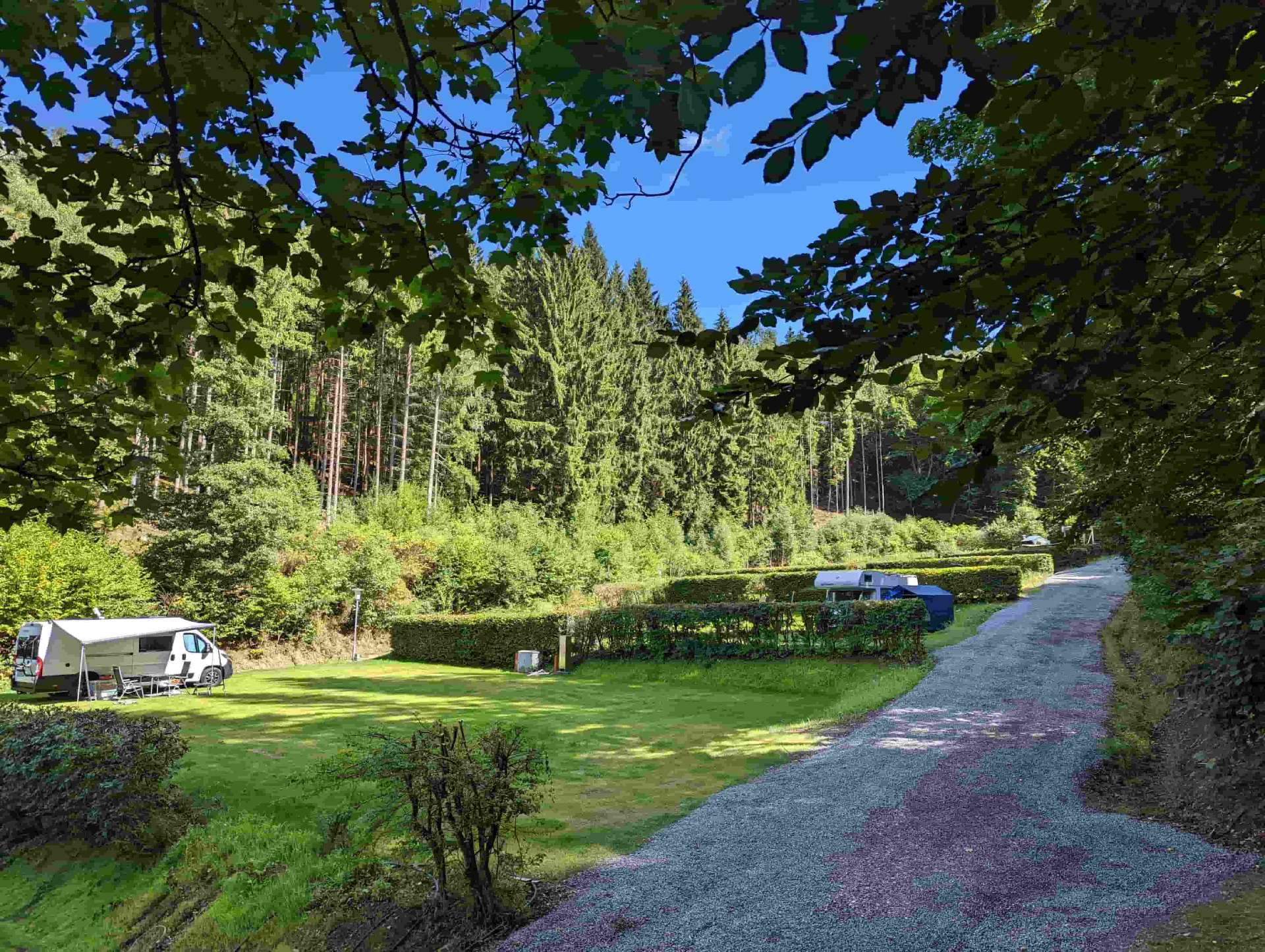 Waldlichtung mit Wohnwagen